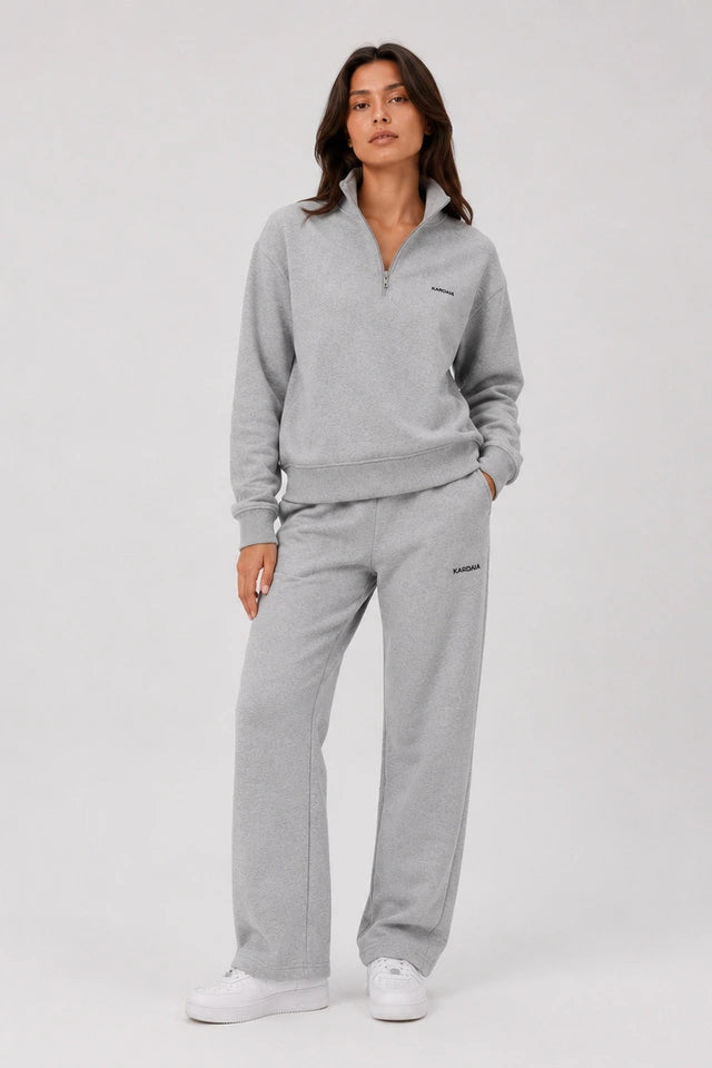 femmeportant un quarter zip gris studio