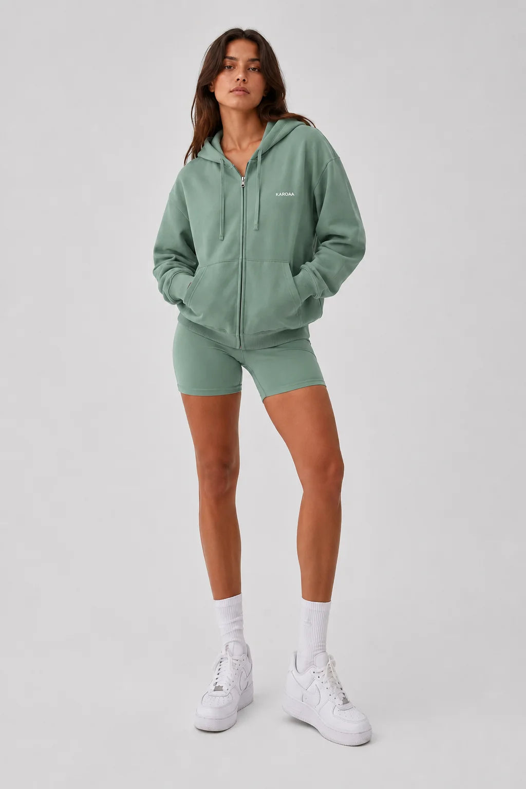 Sweat à capuche zippé femme vert argile en coton bio porté debout