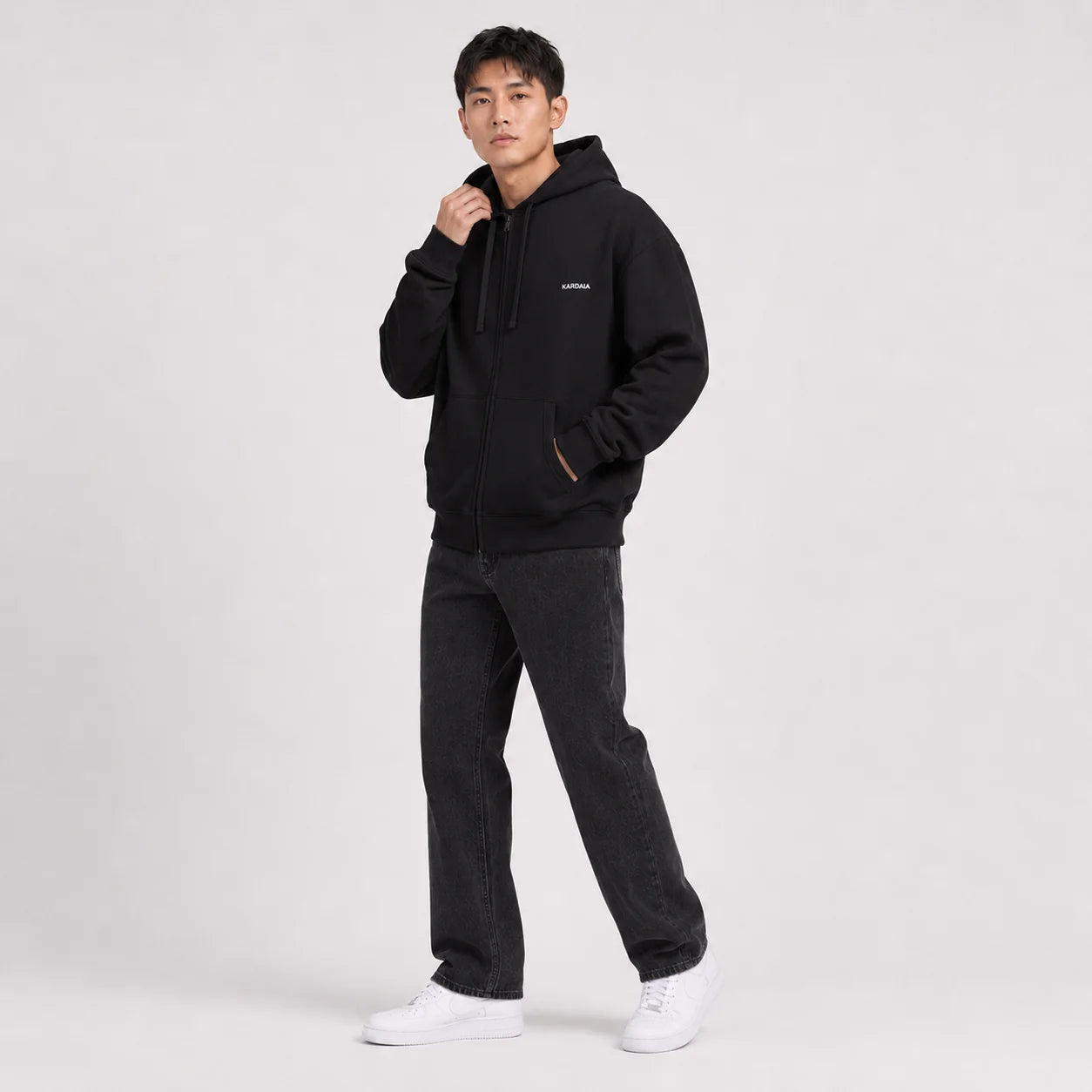 Homme portant un sweat à capuche zippé noir en coton biologique
