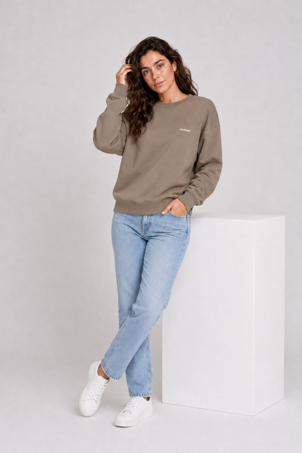 Pull oversize taupe pour femme en coton biologique porté avec un jean clair
