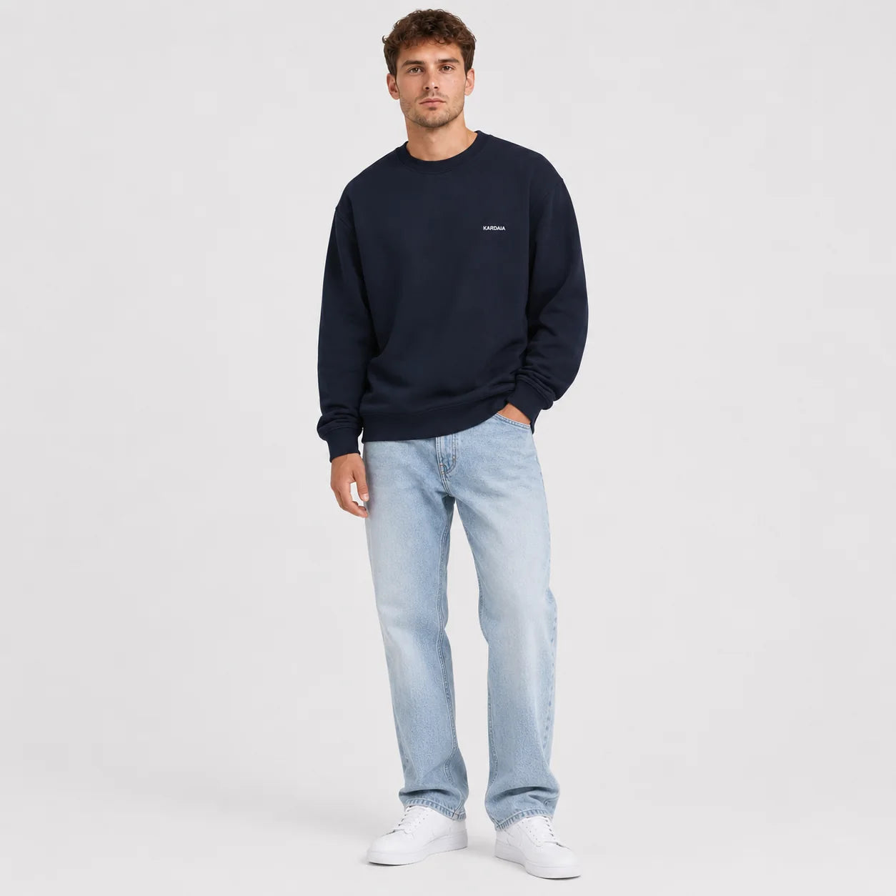 Homme portant un pull oversize bleu marine kardaia