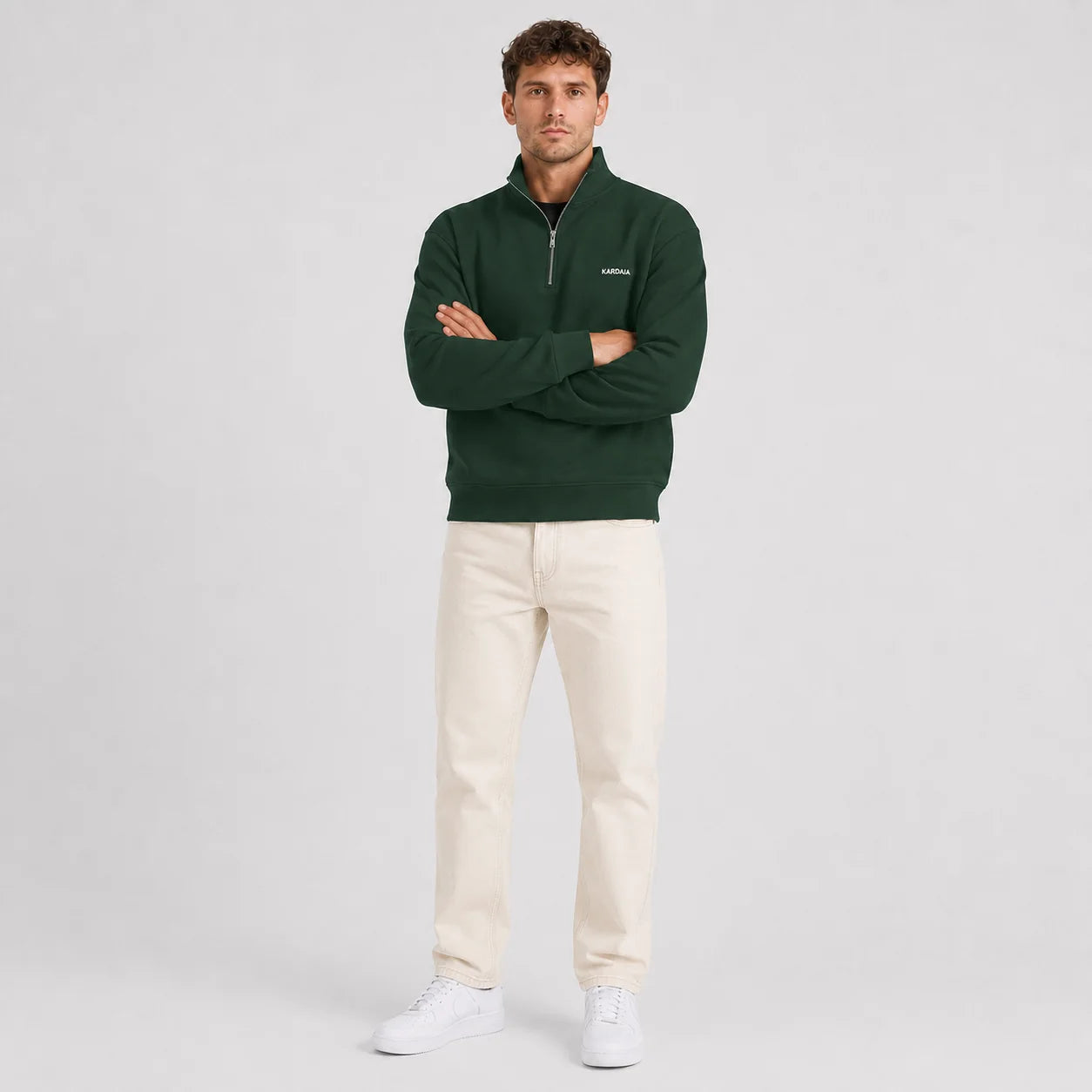 Homme portant un sweat à capuche zippé vert en coton biologique
