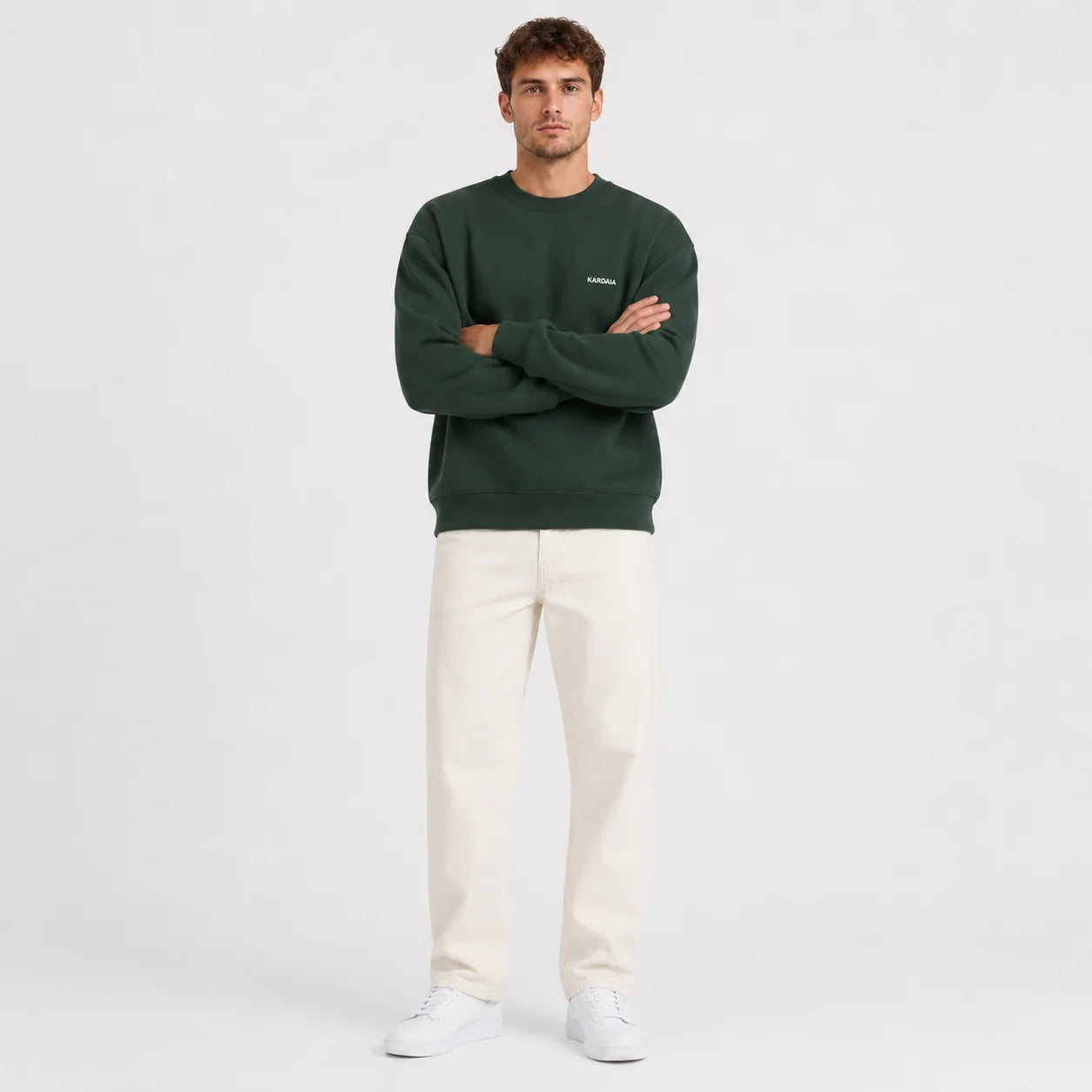 Homme portant un pull oversize vert forêt kardaia