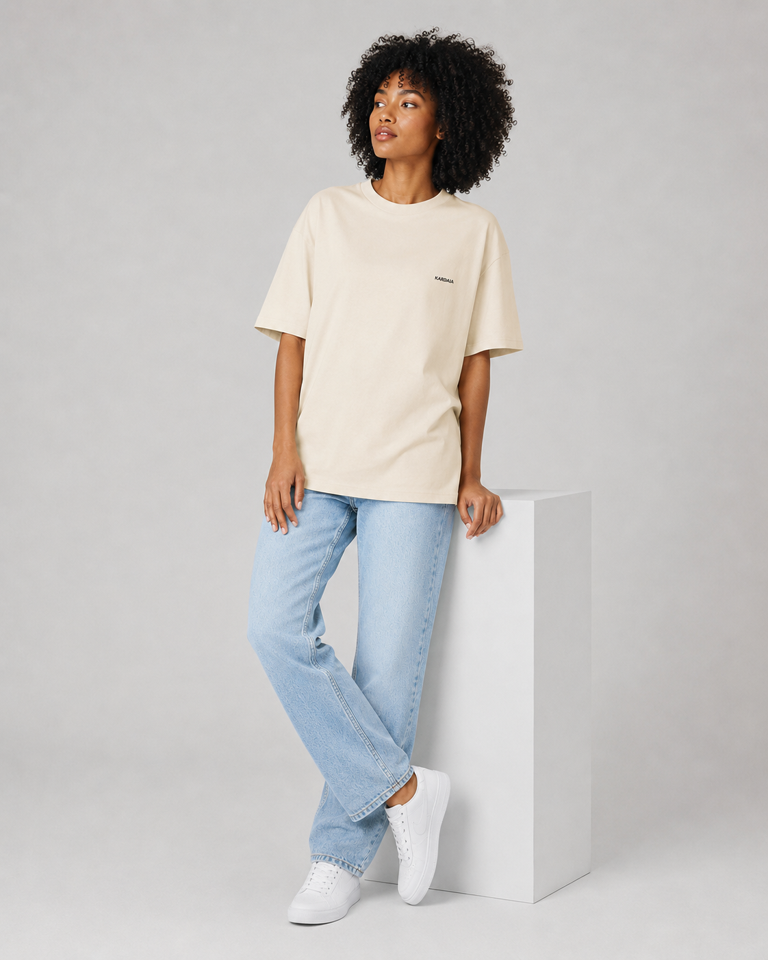 T-shirt écru oversize pour femme en coton biologique avec coupe ample et jean clair