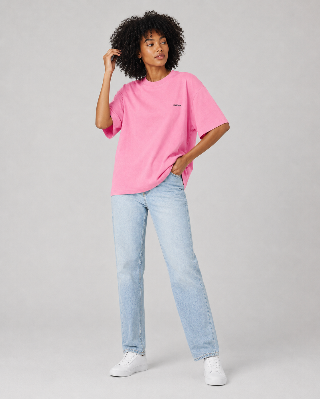 T-shirt oversize rose pour femme en coton biologique porté avec un jean clair