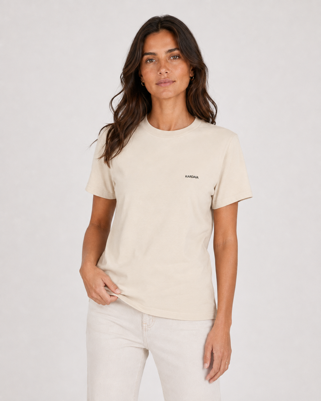 T-shirt beige clair pour femme en coton biologique à coupe droite, porté de face