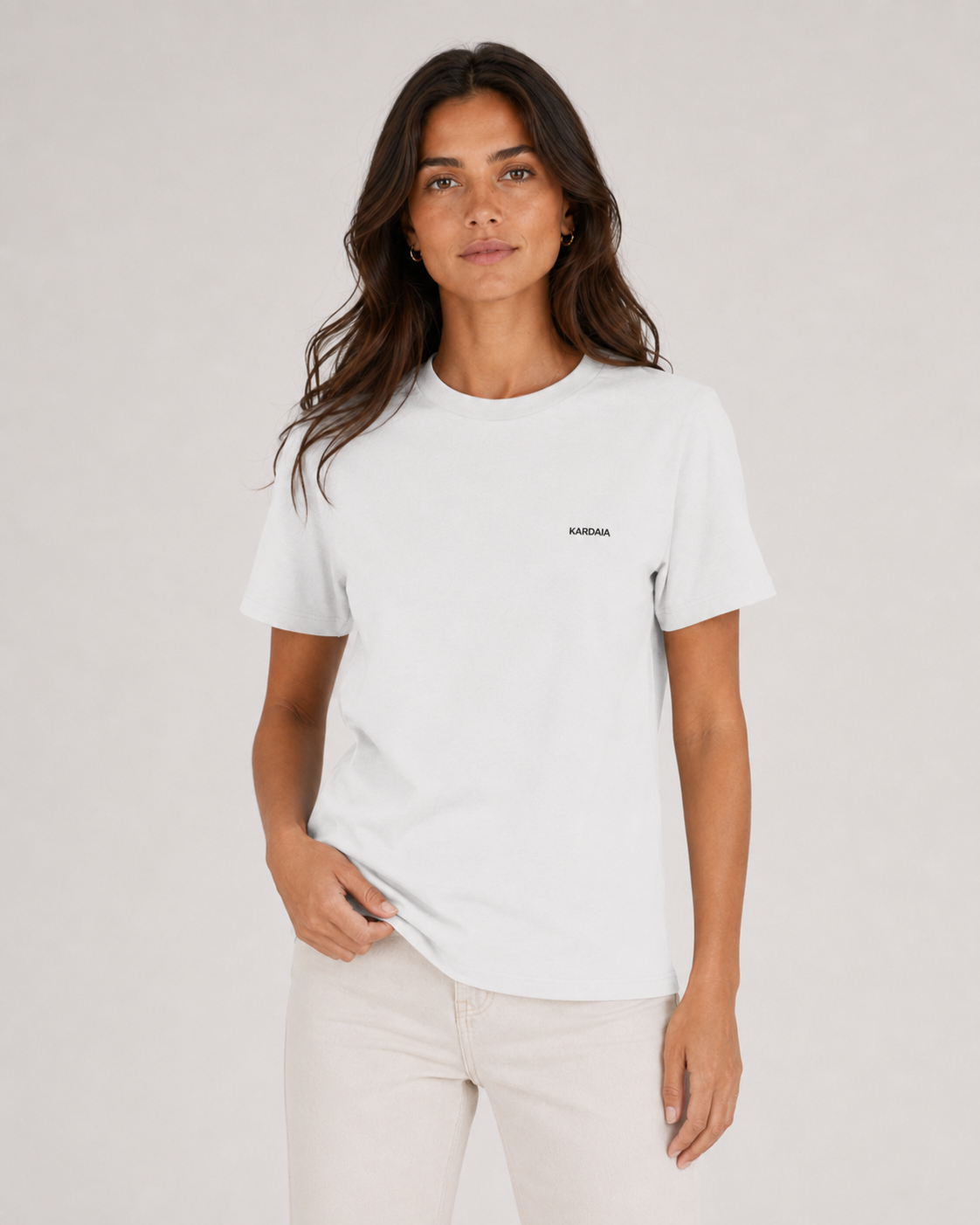 Femme de face portant un t-shirt blanc en coton biologique à coupe classique