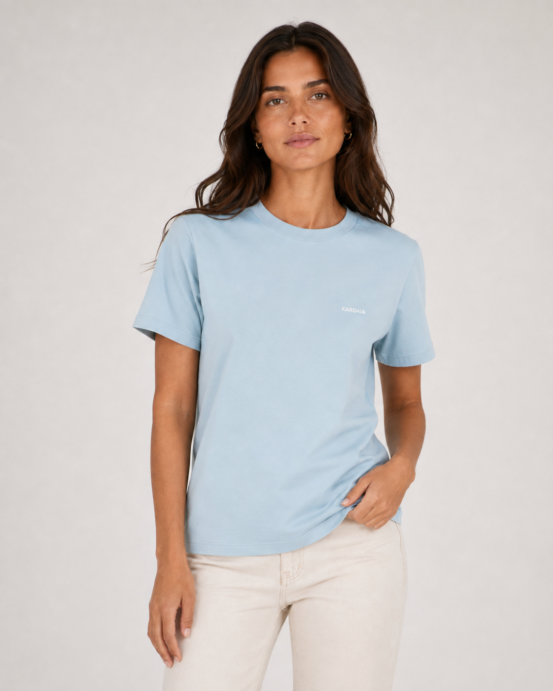 T-shirt bleu ciel pour femme en coton biologique à coupe droite, porté de face
