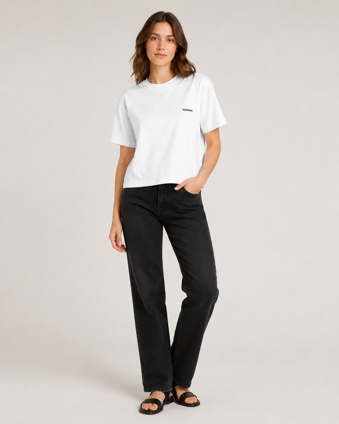 Femme portant un t-shirt boxy blanc en coton biologique avec un jean noir