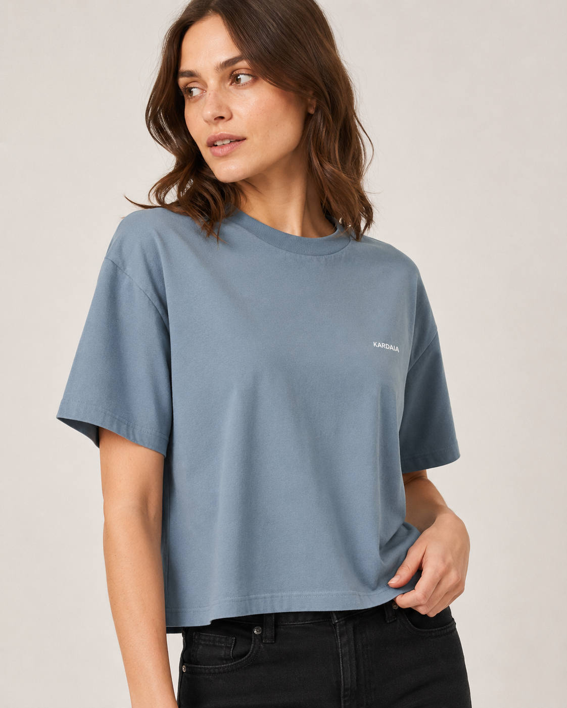 Gros plan sur un t-shirt boxy femme bleu pierre en coton biologique