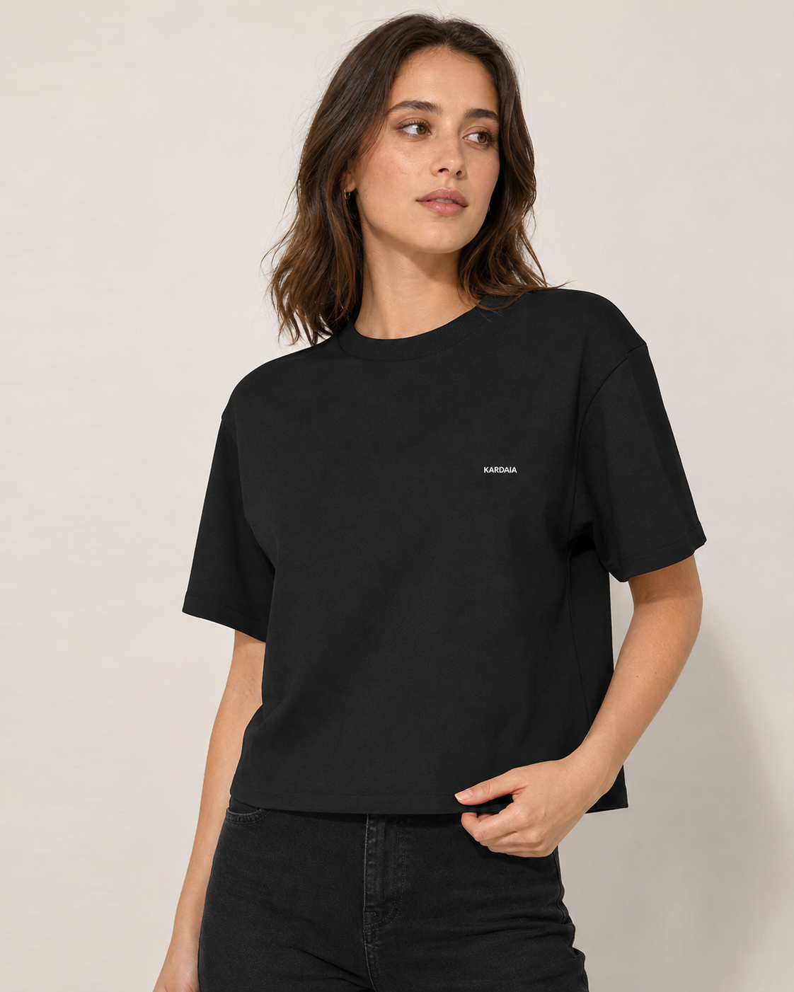 Gros plan sur un t-shirt boxy femme noir en coton biologique