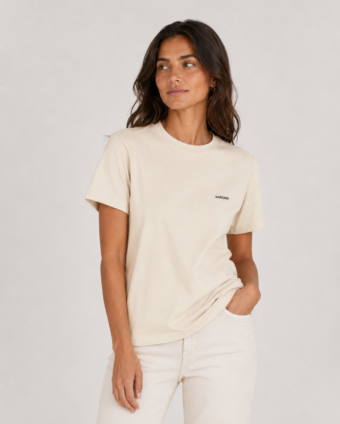 Femme de face portant un t-shirt beige clair en coton biologique à coupe classique
