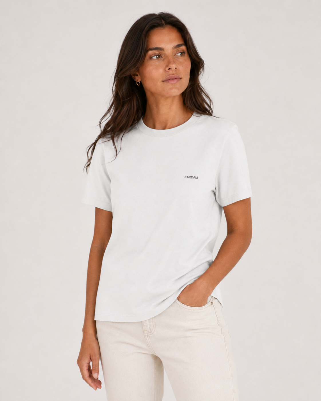 T-shirt blanc pour femme en coton biologique à coupe droite, porté de face
