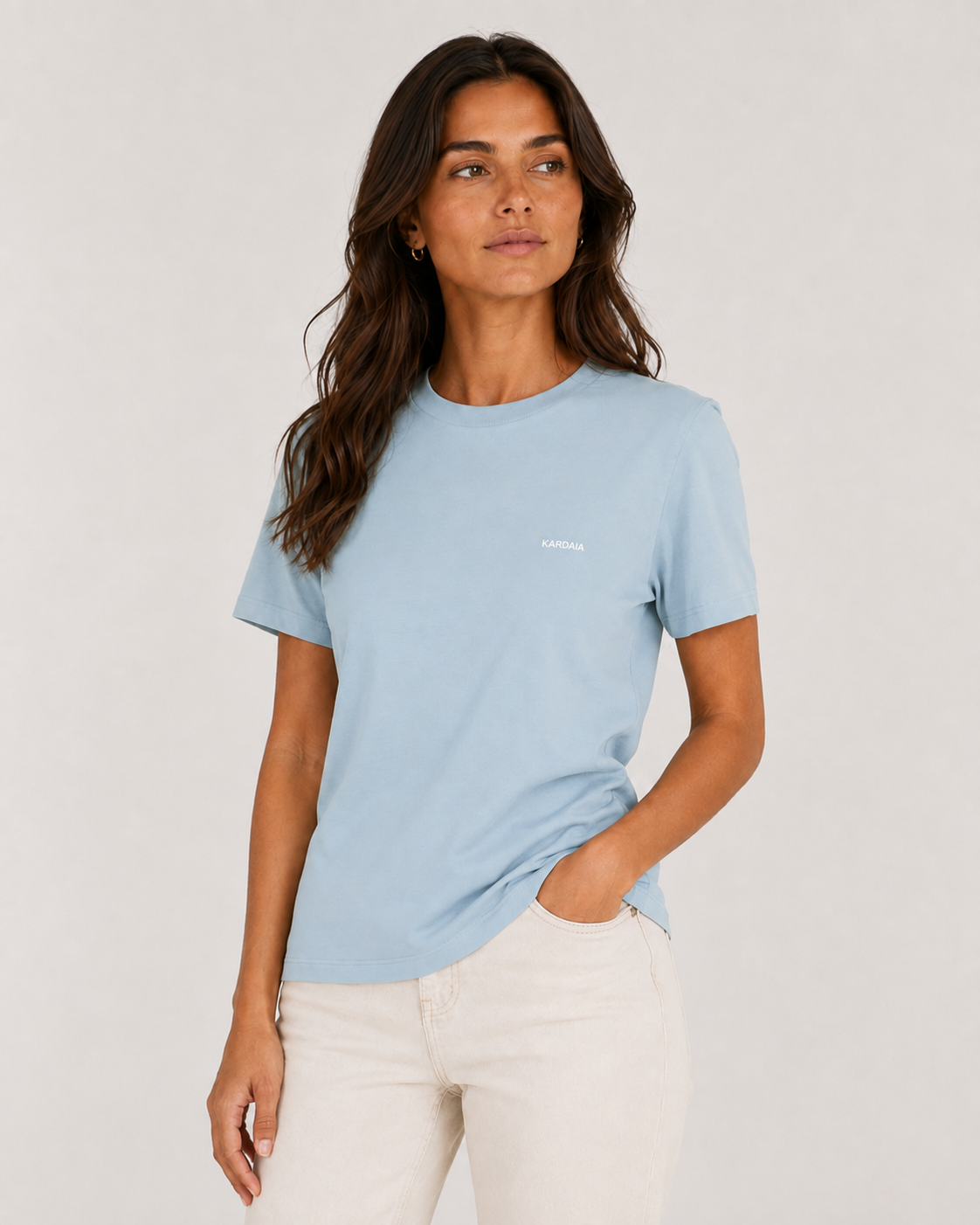 Femme de face portant un t-shirt bleu ciel en coton biologique à coupe classique