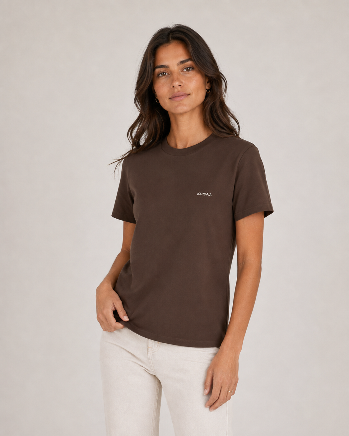 Femme de face portant un t-shirt brun en coton biologique à coupe classique