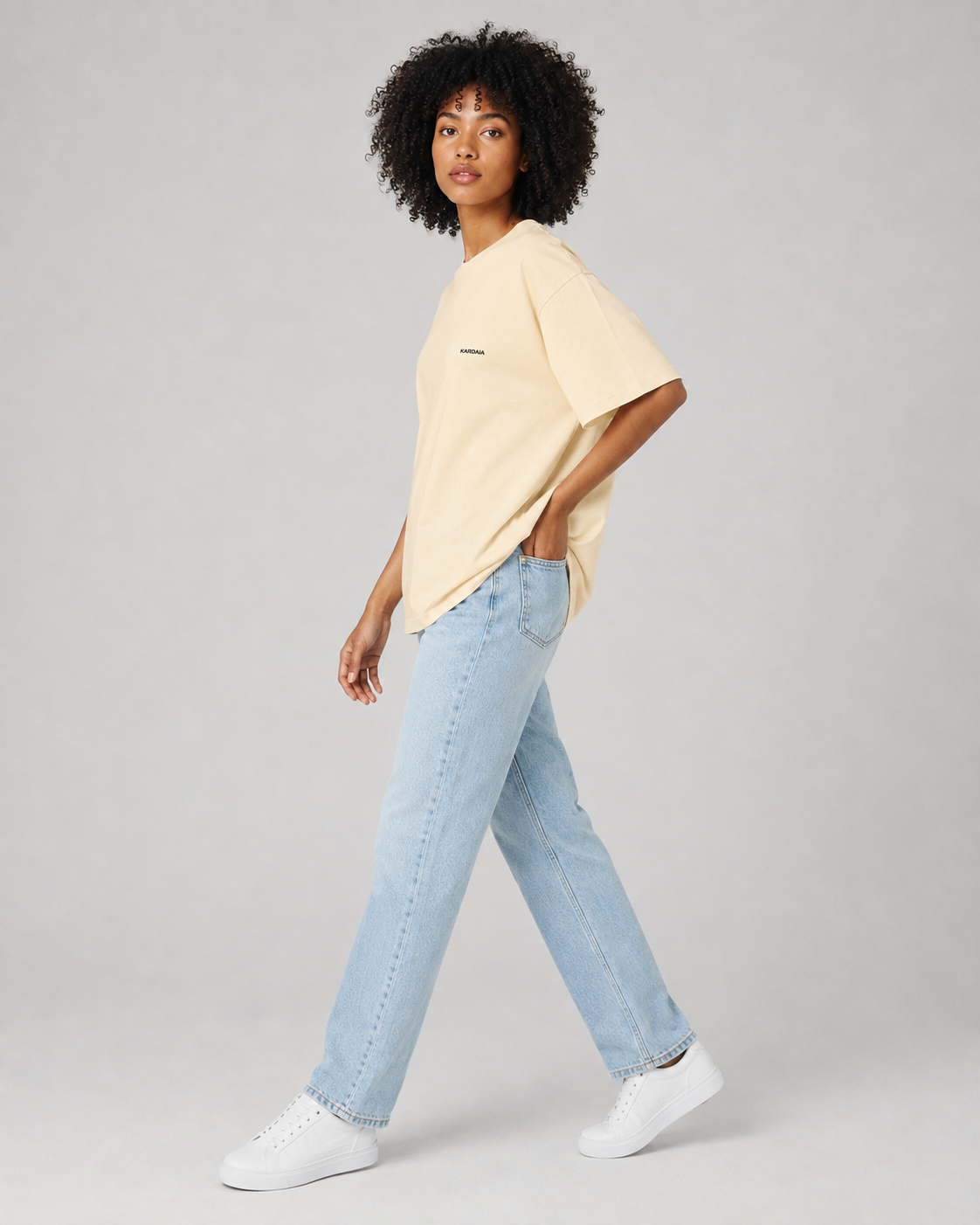 T-shirt écru à coupe oversize pour femme en coton biologique présenté de profil