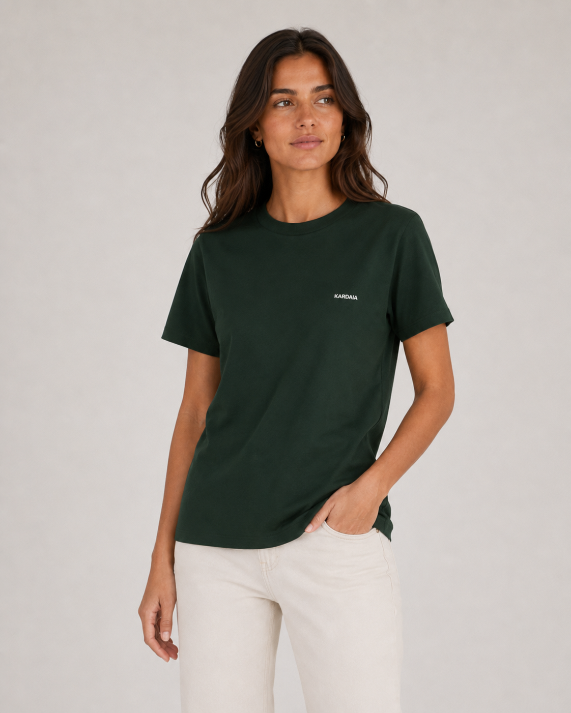 Femme de face portant un t-shirt kaki naturel en coton biologique à coupe classique