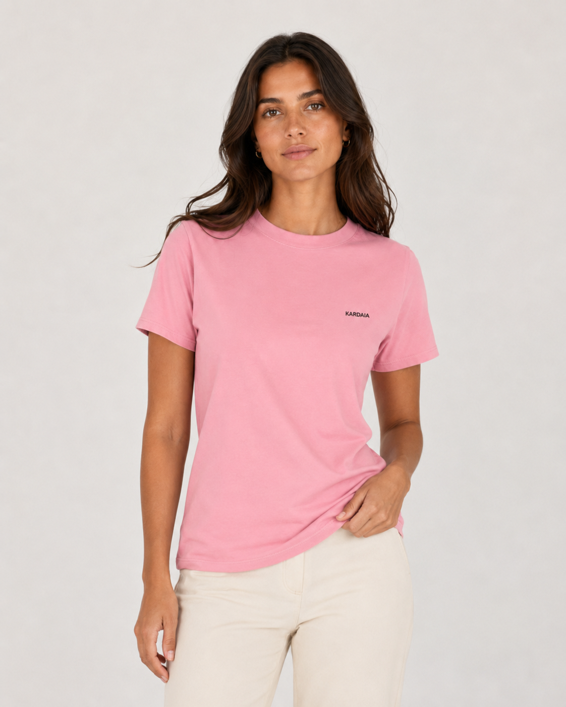 Femme de face portant un t-shirt rose vif  en coton biologique à coupe classique