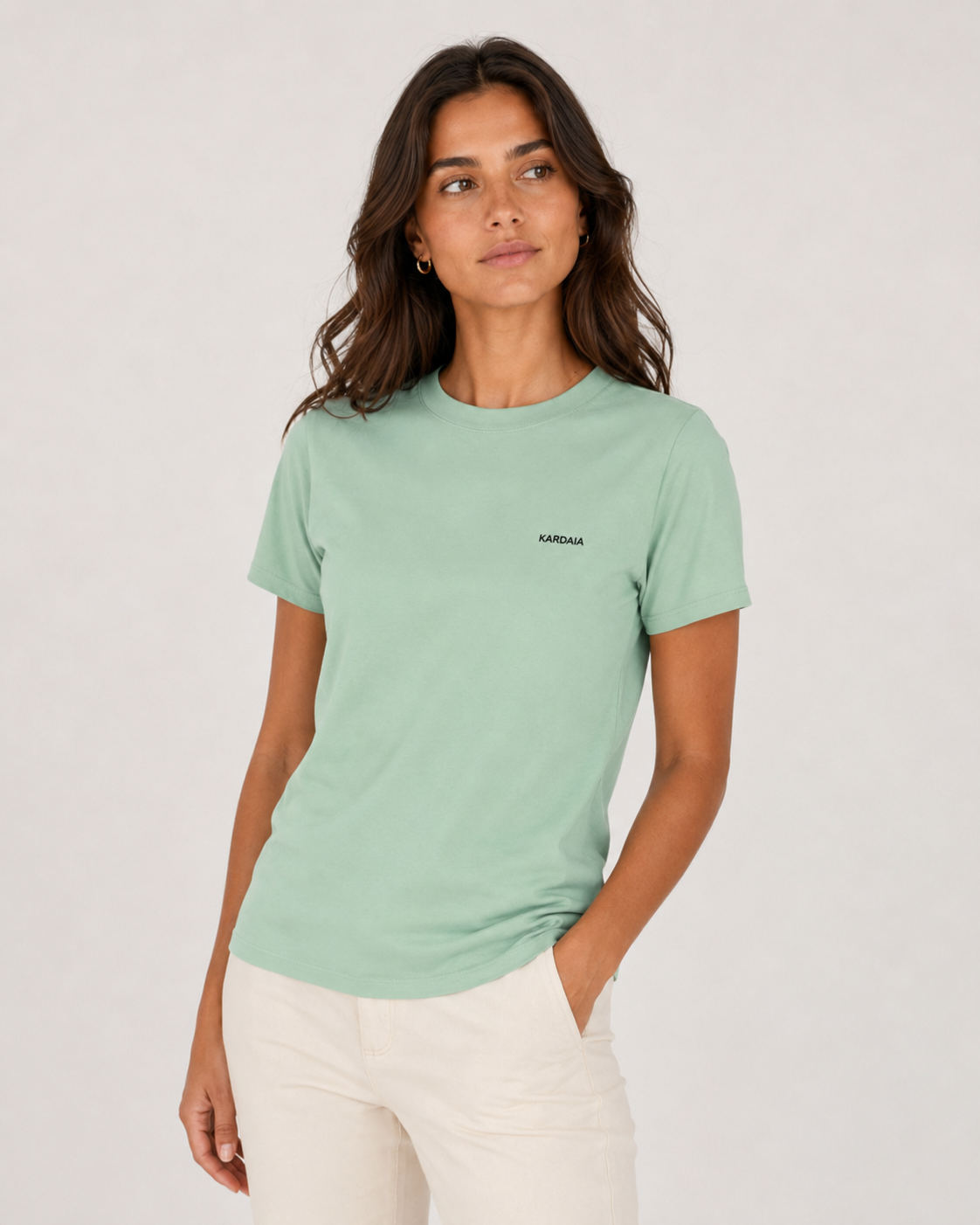 T-shirt vert menthe pour femme en coton biologique à coupe droite, porté de face