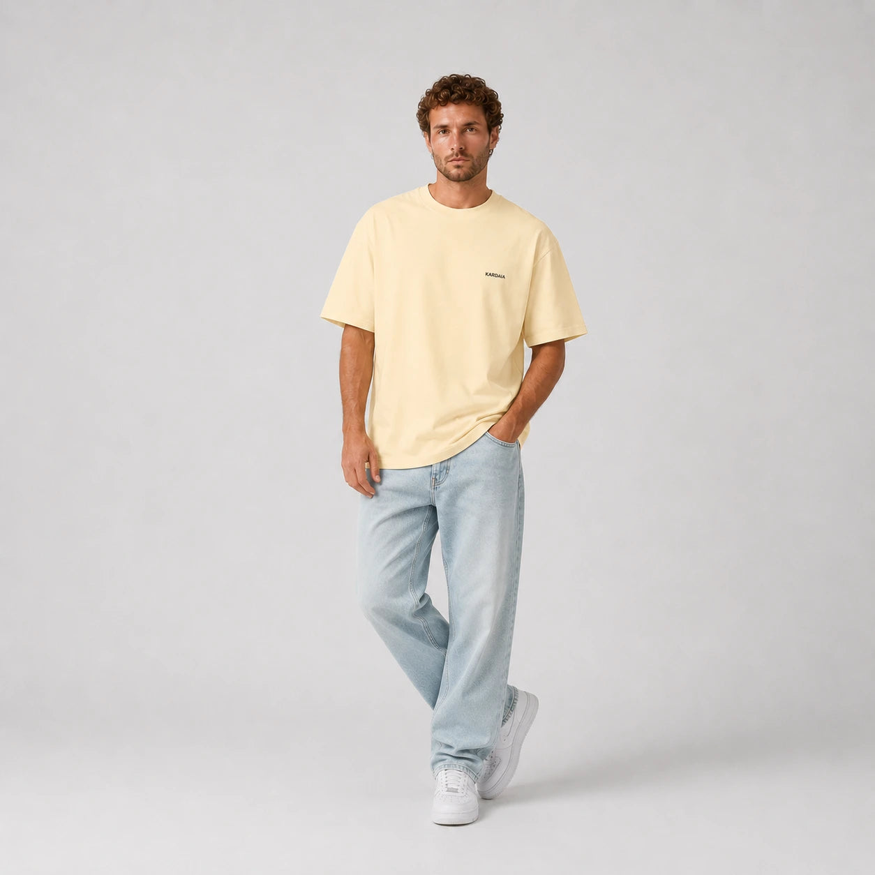 T-shirt oversize homme Kardaia jaune pâle en coton biologique. Une teinte lumineuse associée à une coupe décontractée, photographiée de face dans un décor de studio épuré.