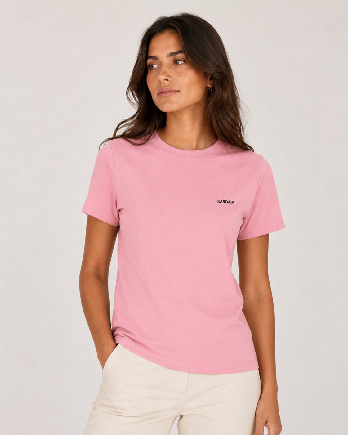 T-shirt rose vif pour femme en coton biologique à coupe droite, porté de profil