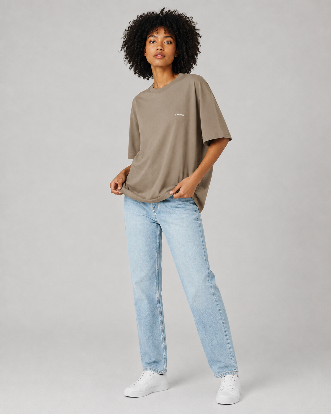 T-shirt écru à coupe oversize pour femme en coton biologique présenté de profil