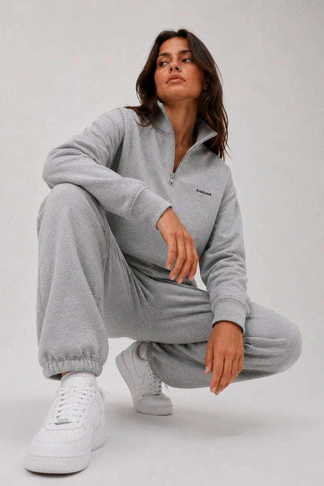 femmeportant un quarter zip gris studio gris