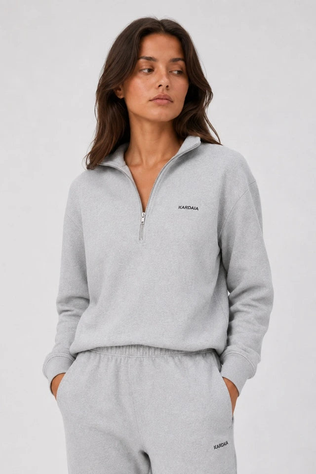 femme portant un quarter zip gris