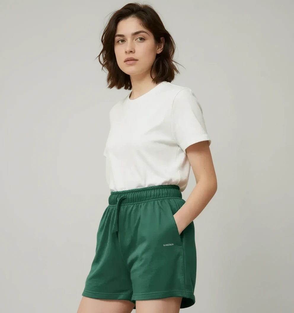 modèle femme portant un short vert KARDAIA sur fond beige