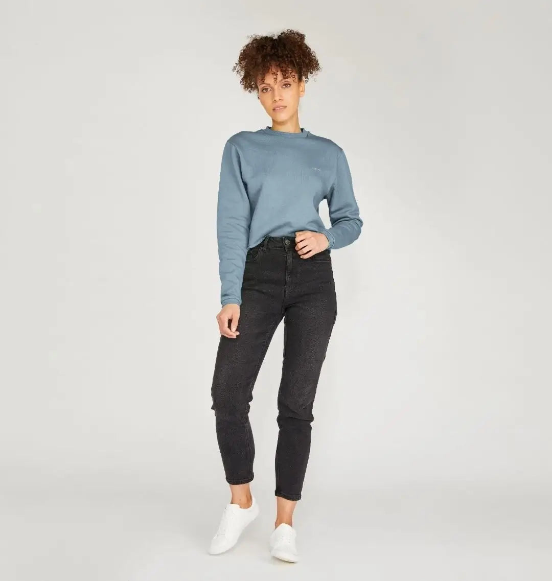 Femme en pull boxy bleu horizon KARDAIA coupe ample, photographiée en pied avec jean noir et baskets blanches.