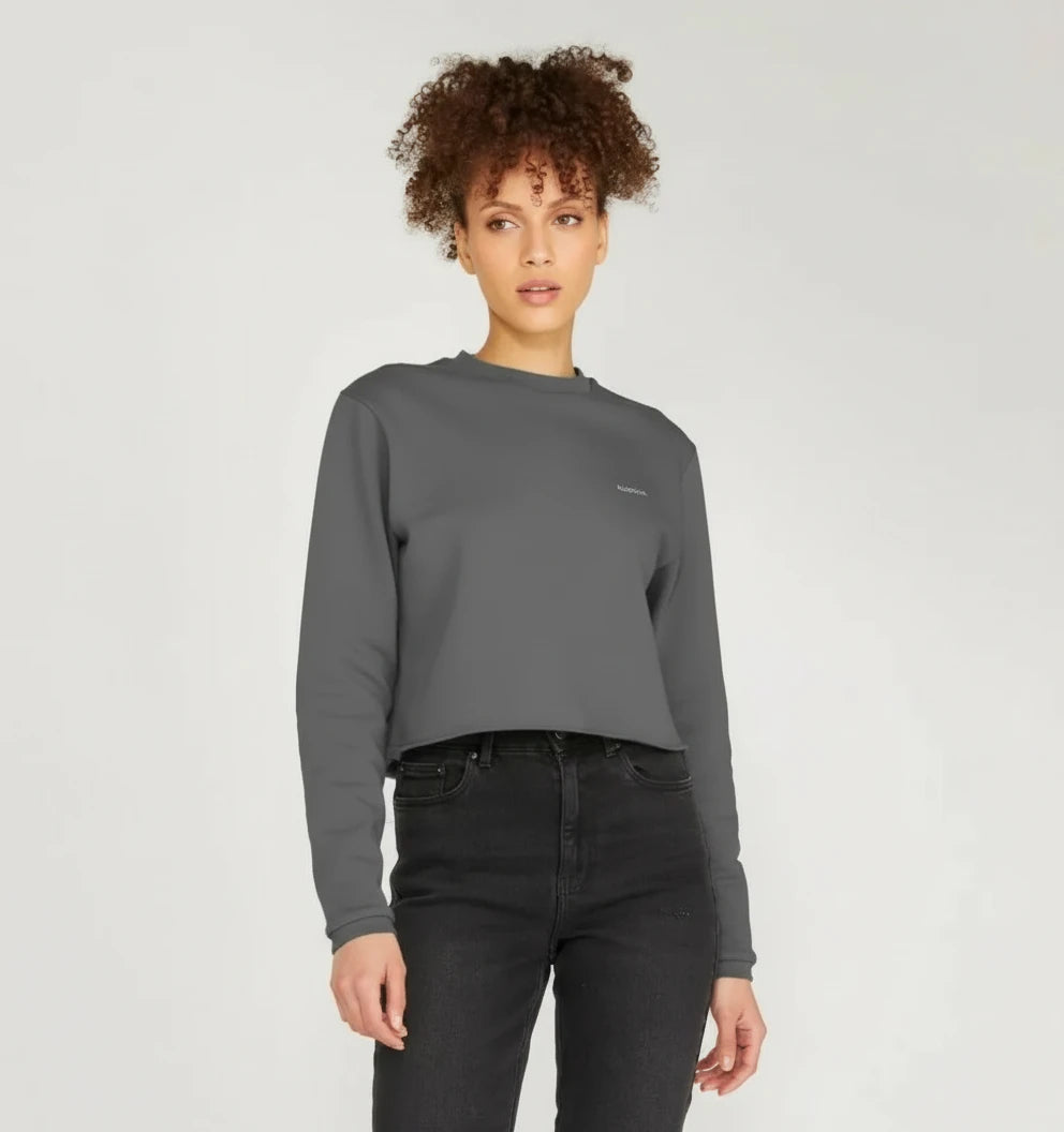 pull boxy gris basalte KARDAIA en coton bio porté par une femme en studio