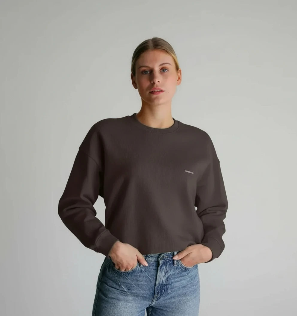 pull oversize brun ecorce KARDAIA en coton bio porté par une femme en studio