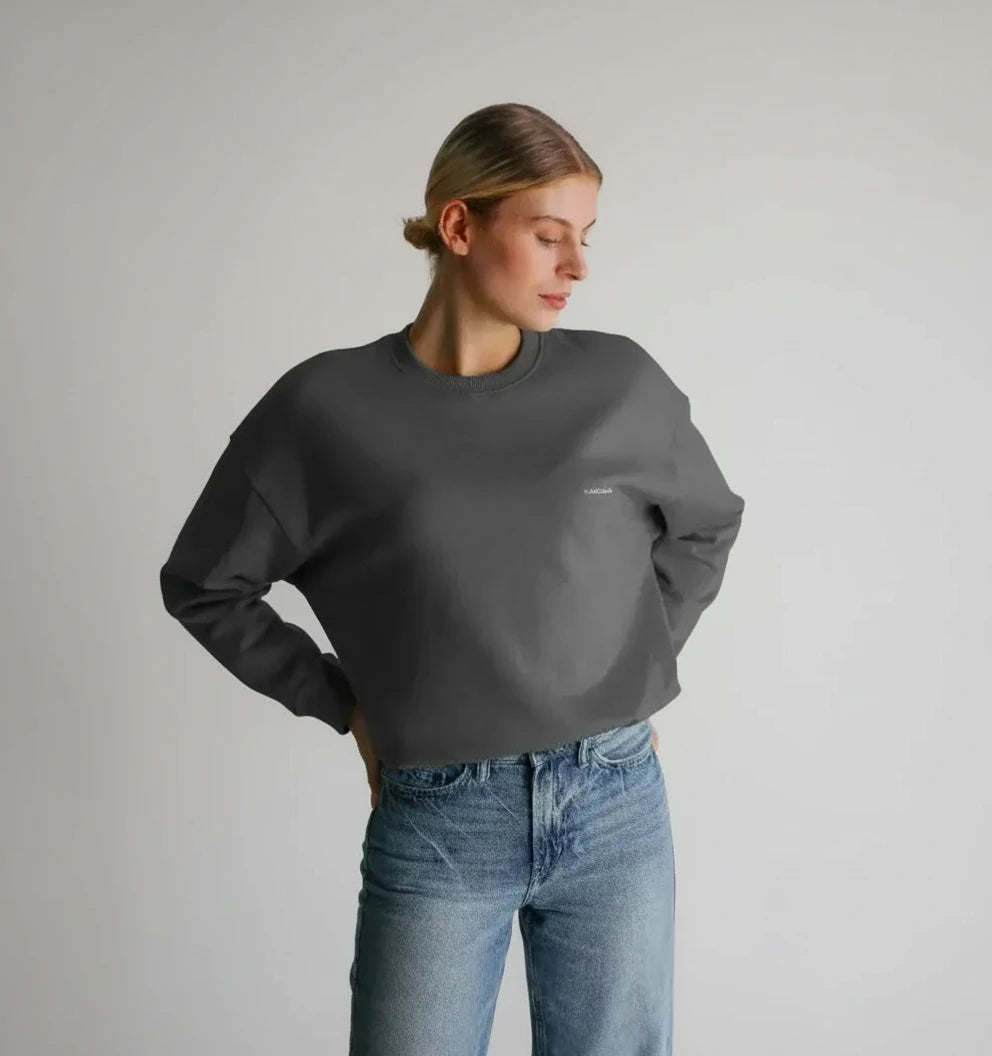 pull oversize gris basalte KARDAIA en coton bio porté par une femme en studio portrait