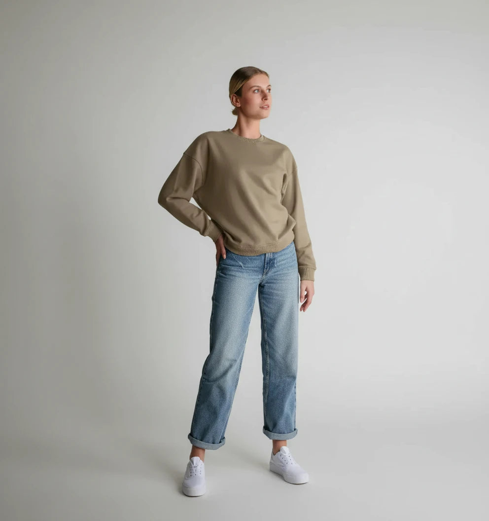 pull oversize taupe brut KARDAIA en coton bio porté par une femme en pied