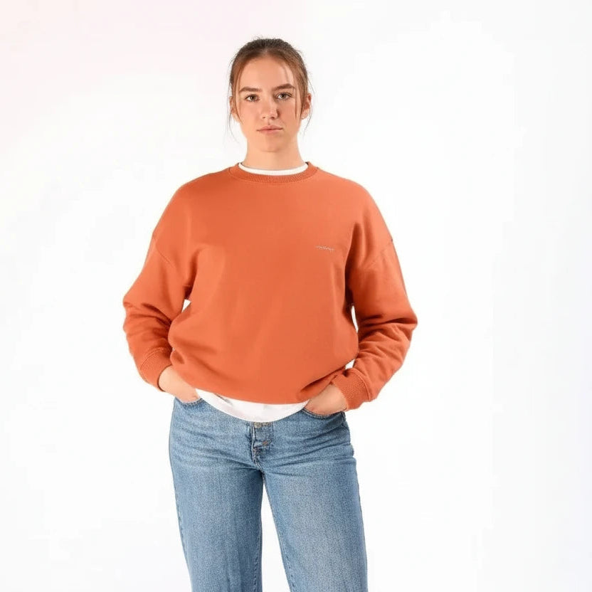 pull oversize terracotta clair KARDAIA en coton bio porté par une femme avec jean