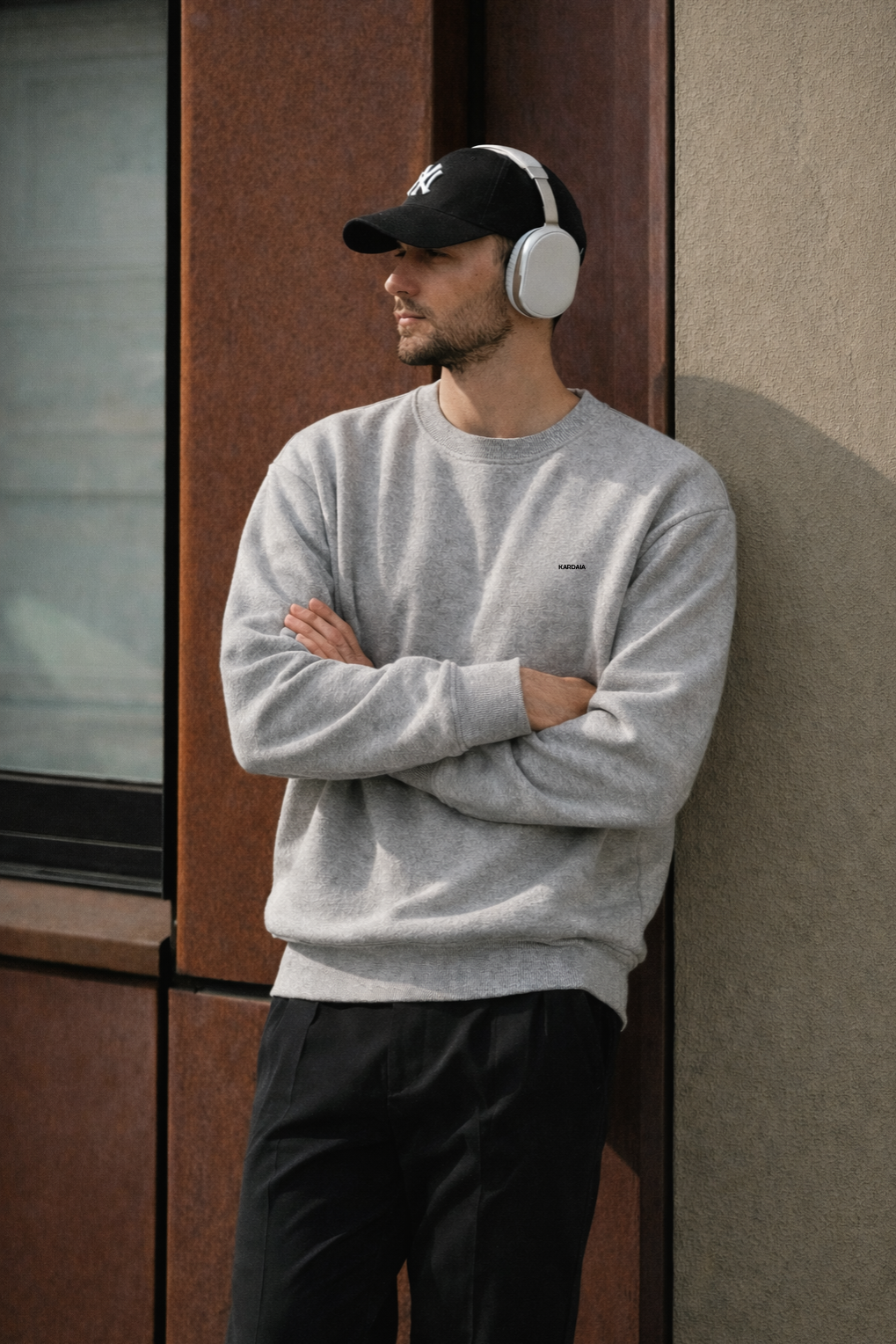 Homme portant pull oversize gris coton bio coupe droite lifestyle urbain KARDAIA