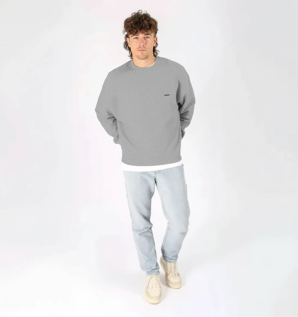 pull gris pierre KARDAIA pour homme, look relax en jean clair, matières bio et coupe confortable