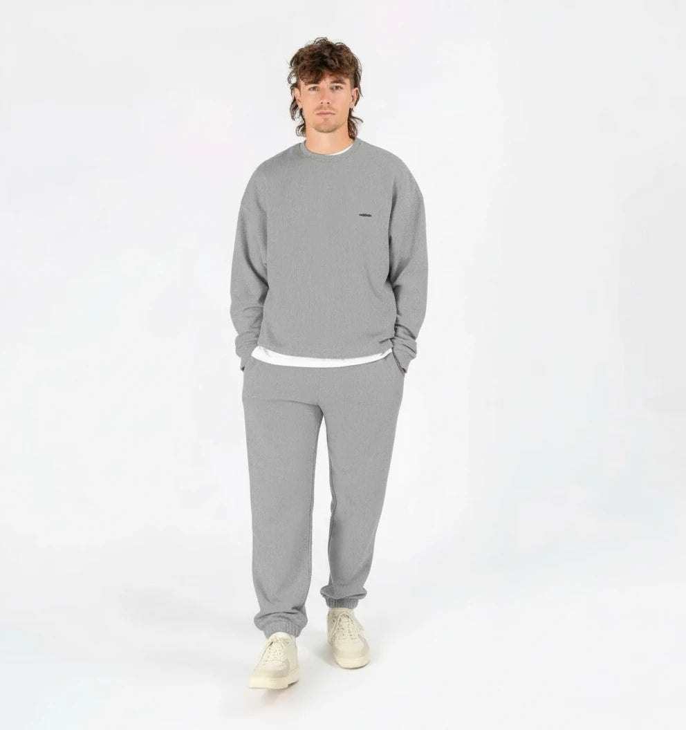 homme en pull gris pierre KARDAIA, tenue décontractée et douce, coupe oversize moderne