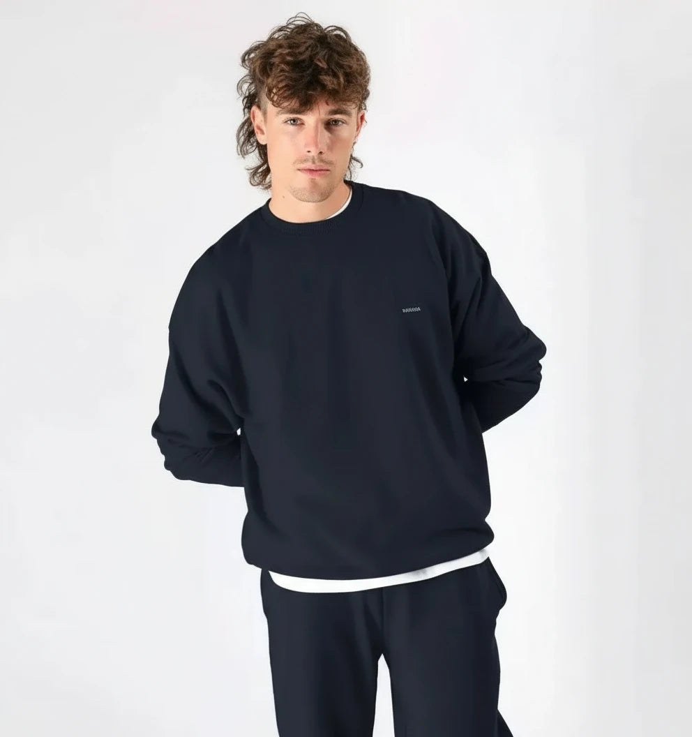 modèle homme en pull oversize navy KARDAIA, allure casual et naturelle