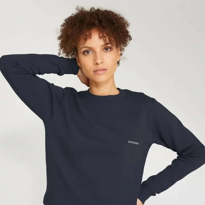 pull ras cou navy KARDAIA en coton bio porté par une femme souriante en studio