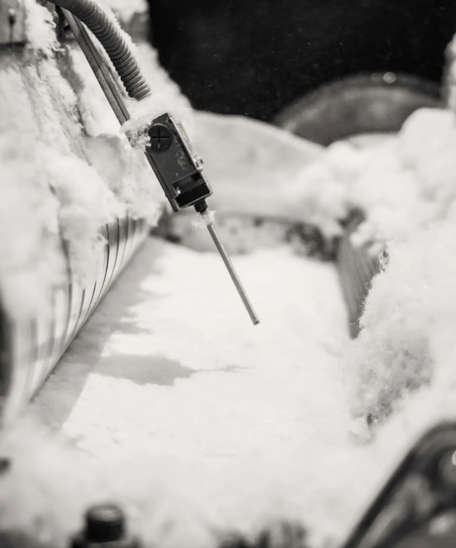 Machine industrielle traitant des fibres de coton recyclé, vue rapprochée en noir et blanc