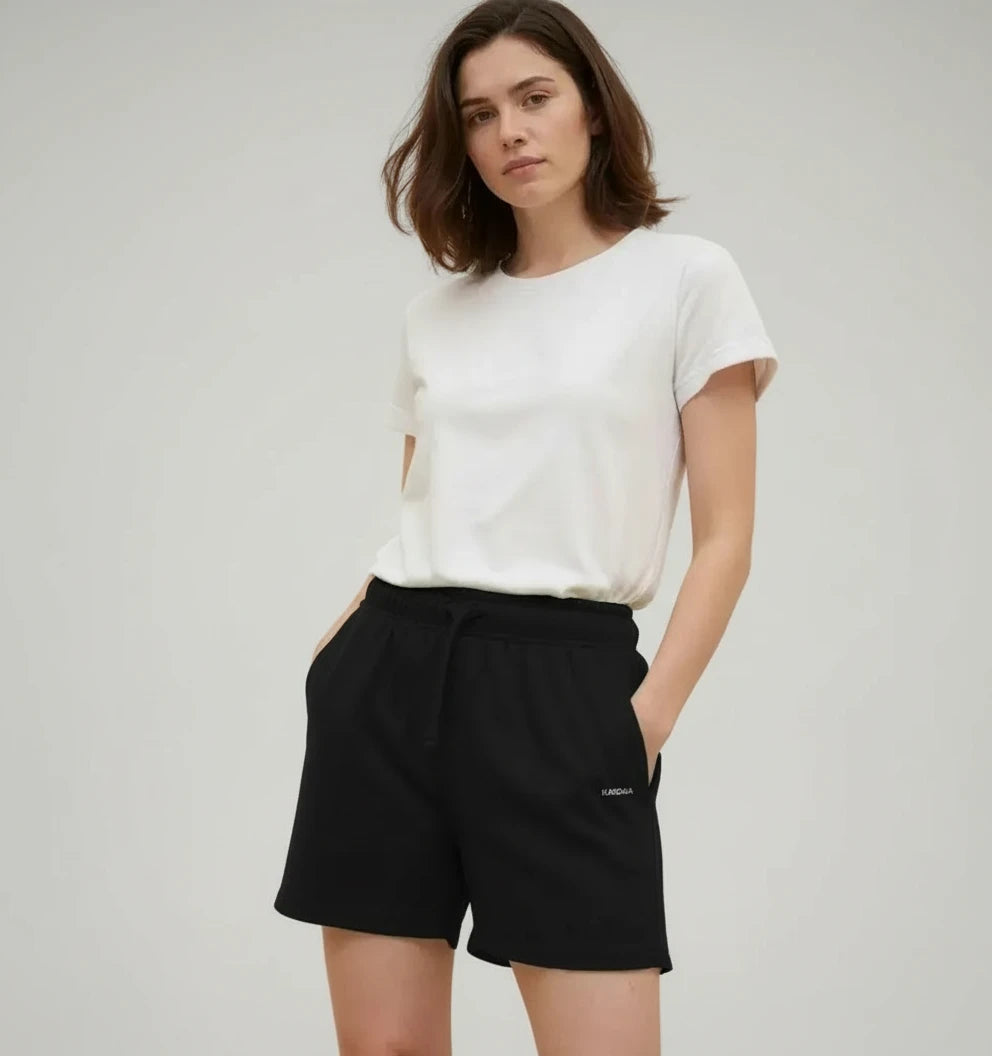 vue complète du short noir femme KARDAIA porté par modèle debout