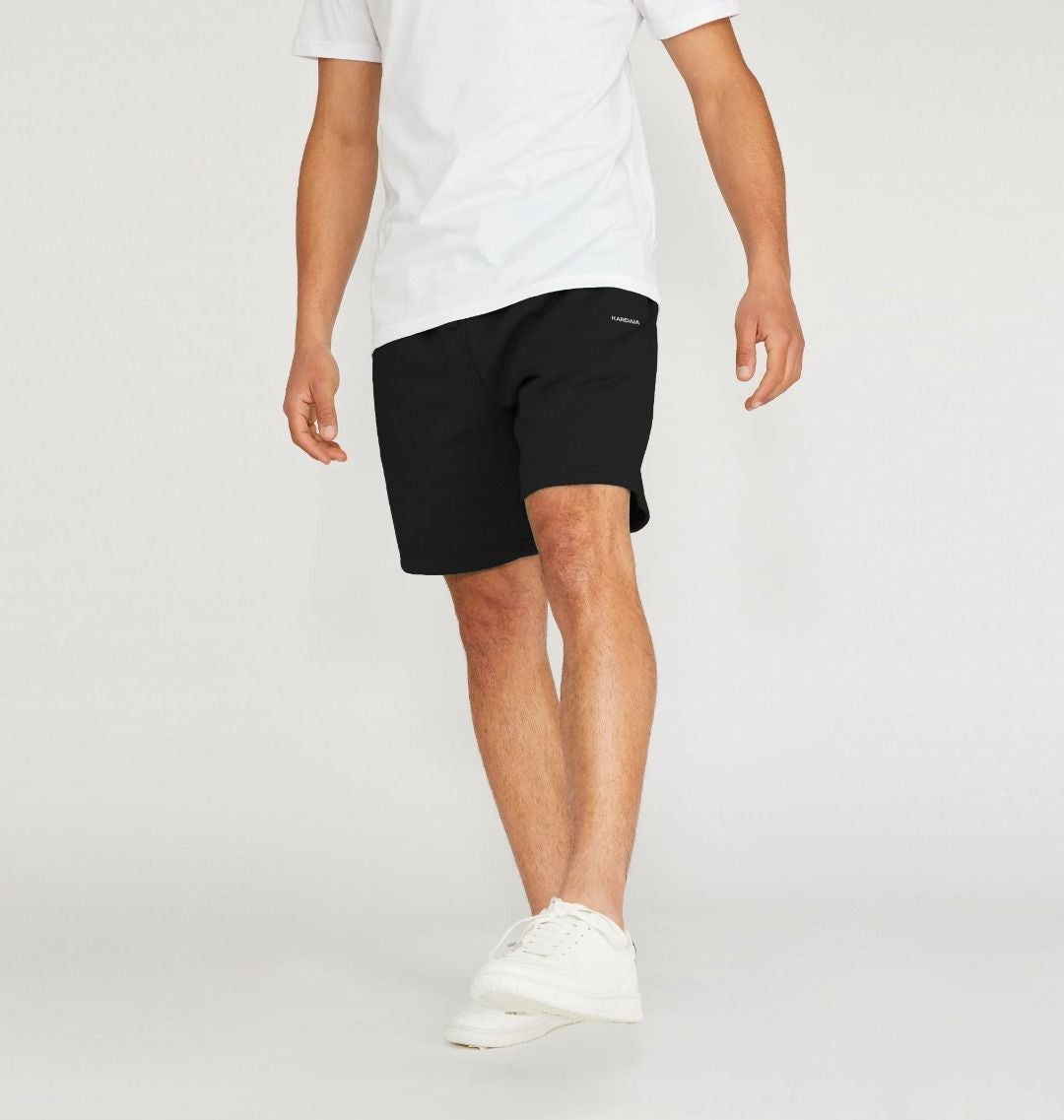Homme en short noir KARDAIA et t-shirt blanc, vu en pied