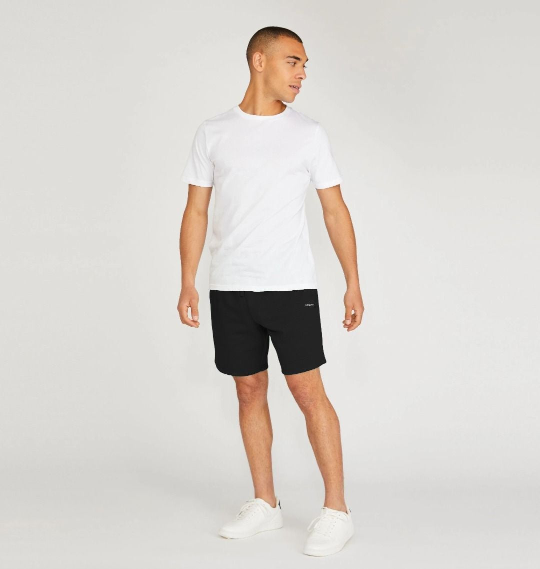 Homme en mouvement portant un short noir KARDAIA, vue avant