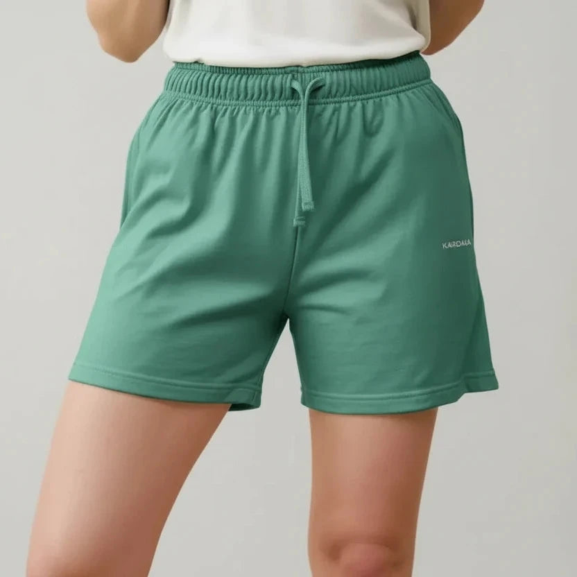 short vert KARDAIA porté par une femme de face sur fond beige