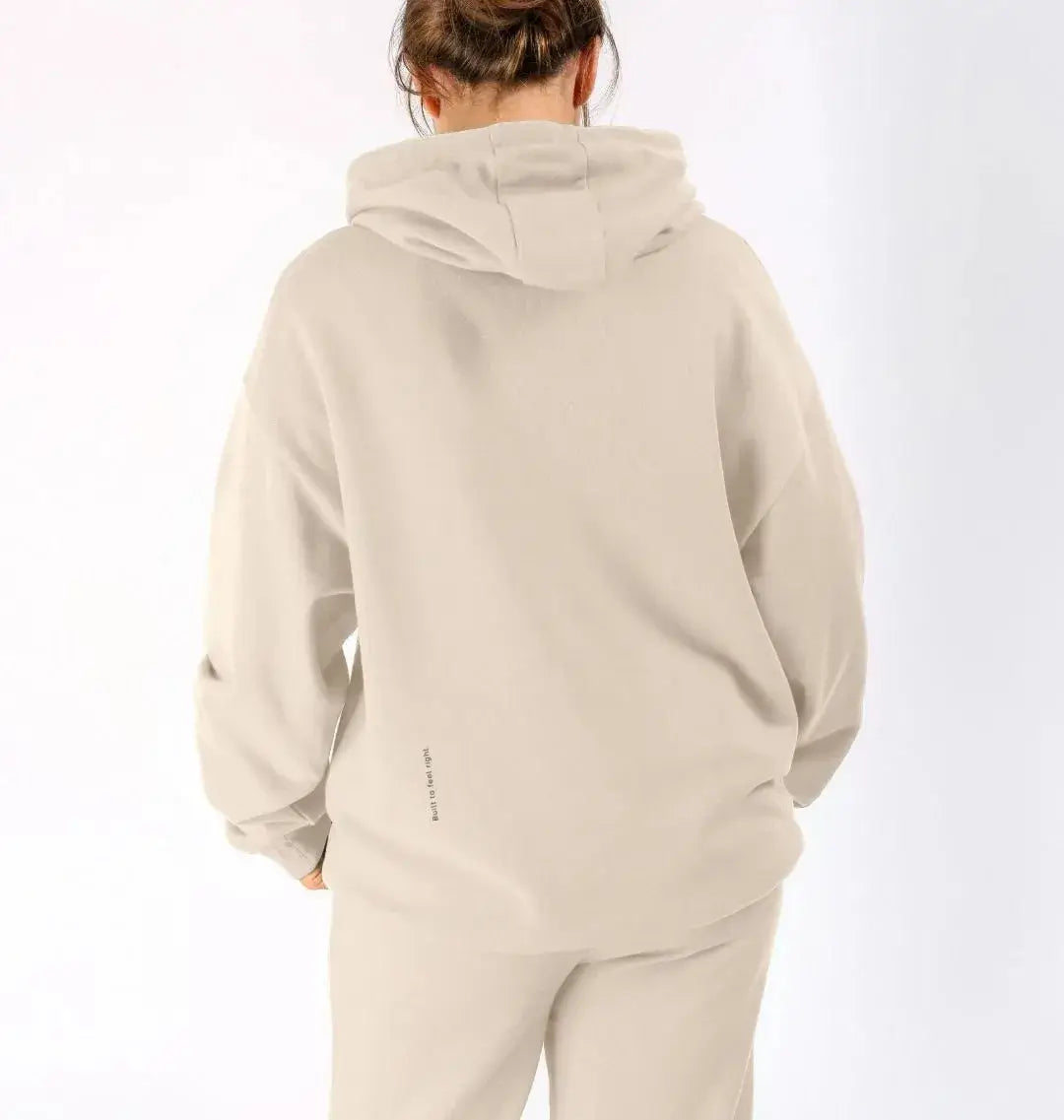 gros plan du sweat à capuche beige KARDAIA vu de dos porté par une femme
