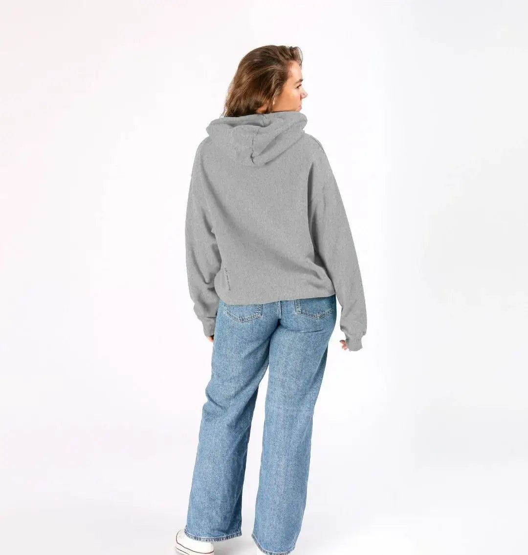 sweat à capuche gris KARDAIA vu de dos porté par une femme debout