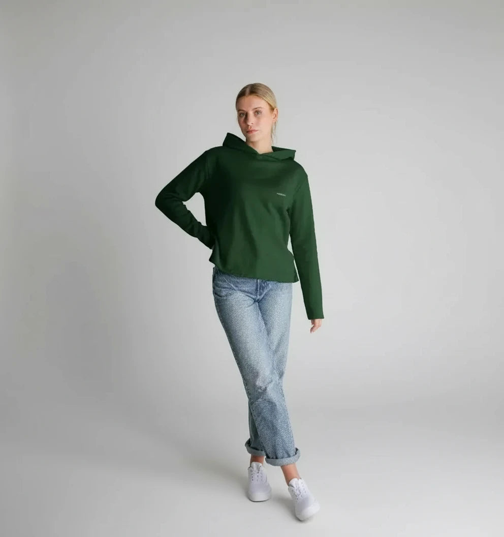 femme portant un sweat à capuche coupe décontractée couleur kaki naturel avec un jean clair