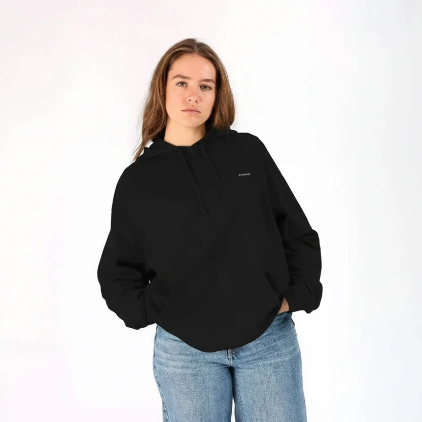 sweat-capuche-femme-noir-kardaia-vue-face-lifestyle