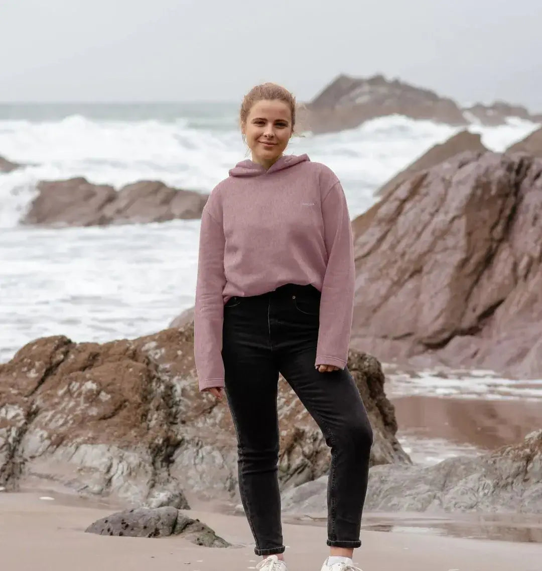 femme portant un sweat à capuche quartz rose KARDAIA sur la plage, style doux et naturel